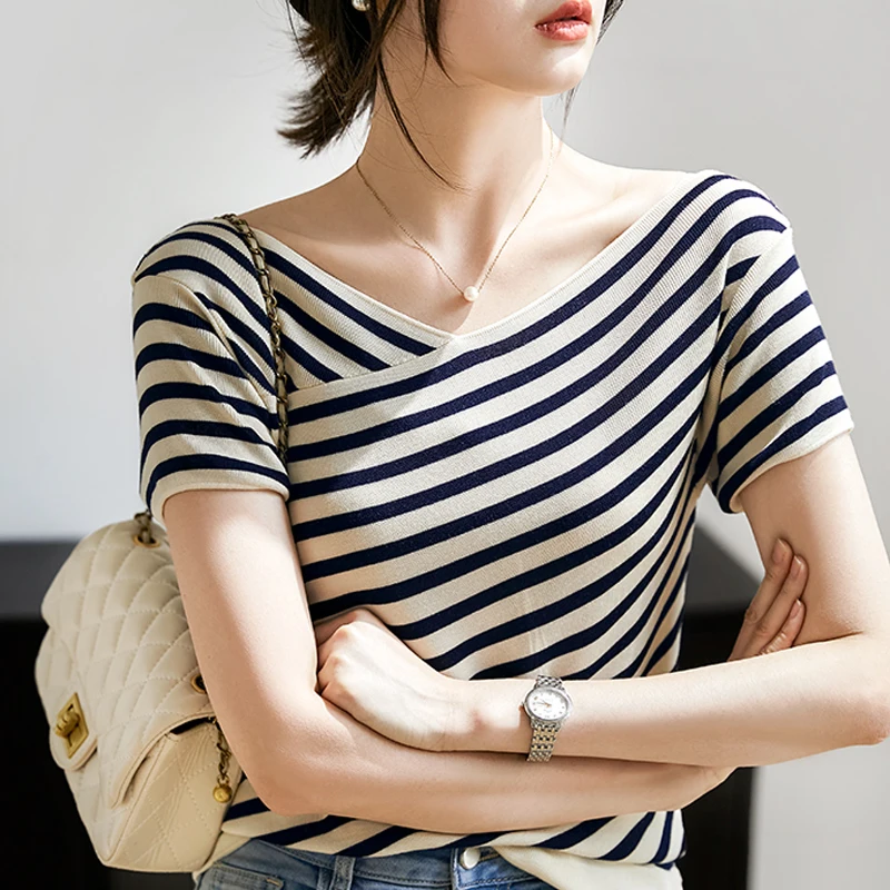 2023 Summer New Stripe Pullovers Shirt V-neck Short Sleeve Knitted Top Korean Fashion Casual Women T shirt
2023 Summer New Stripe Pullovers Shirt V-neck Short Sleeve Knitted Top Korean Fashion Casual Women T shirt