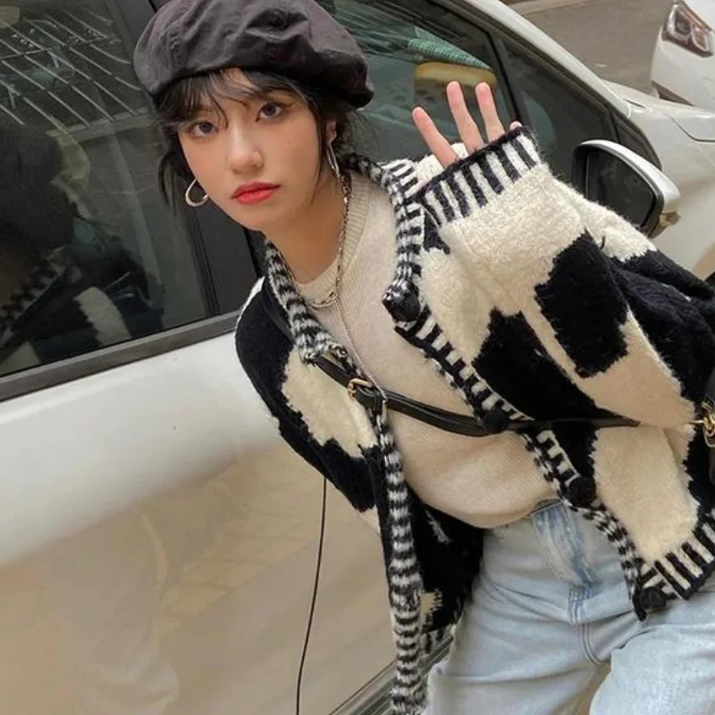Women's Knitted Cardigan Sweater Autumn and Winter Wild Loose Retro Long-sleeved Casual Black and White Cardigan Sweater Jacket
Women's Knitted Cardigan Sweater Autumn and Winter Wild Loose Retro Long-sleeved Casual Black and White Cardigan Sweater Jacket