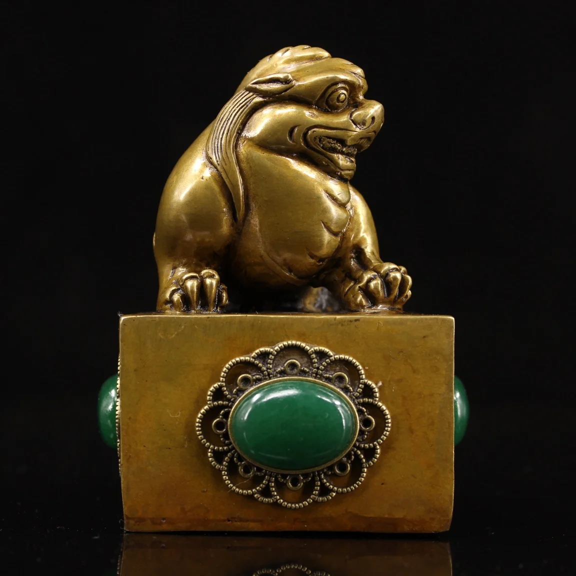 Collection of Old Pure Copper Hand-made Gemstone Inlaid Statue Home Crafts Living Room Furniture Decoration
Collection of Old Pure Copper Hand-made Gemstone Inlaid Statue Home Crafts Living Room Furniture Decoration