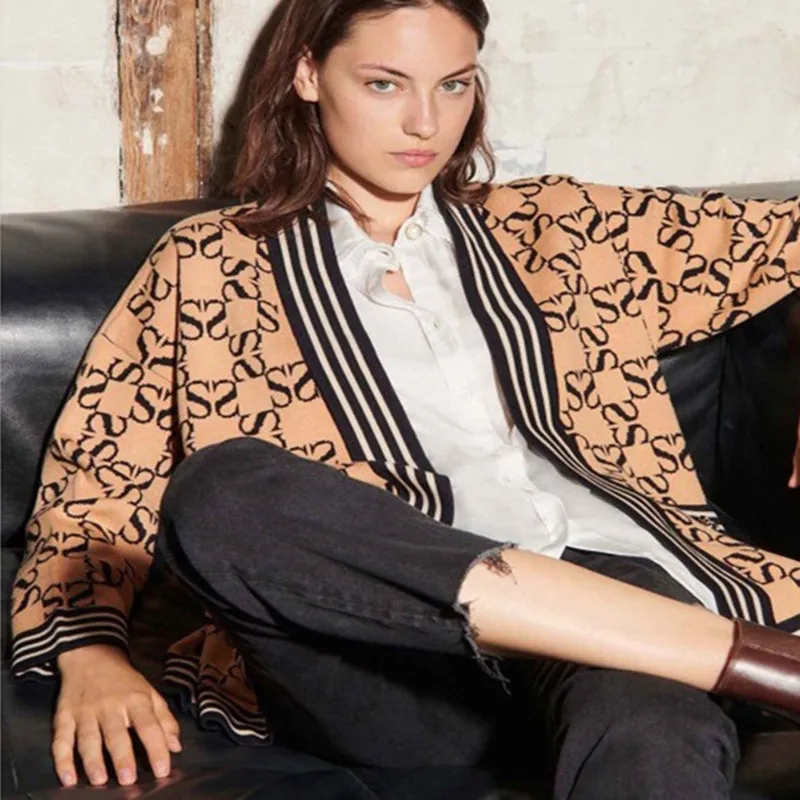 New Cardigan Women Brand Classic Print Cardigan Sweater Spring Autumn Double Wearing Cardigan V-neck Sandr Knitted Cardigan
New Cardigan Women Brand Classic Print Cardigan Sweater Spring Autumn Double Wearing Cardigan V-neck Sandr Knitted Cardigan