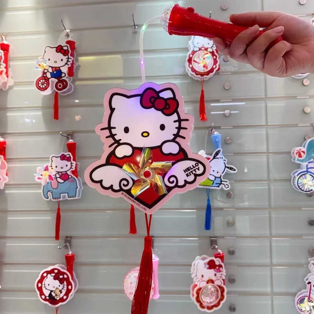 Милый мультяшный аниме фонарь Hello Kitty Sanrioed Kuromi Kawaii креативный Сферический фонарь с мельницей светящиеся музыкальные праздничные подарки
Милый мультяшный аниме фонарь Hello Kitty Sanrioed Kuromi Kawaii креативный Сферический фонарь с мельницей светящиеся музыкальные праздничные подарки
