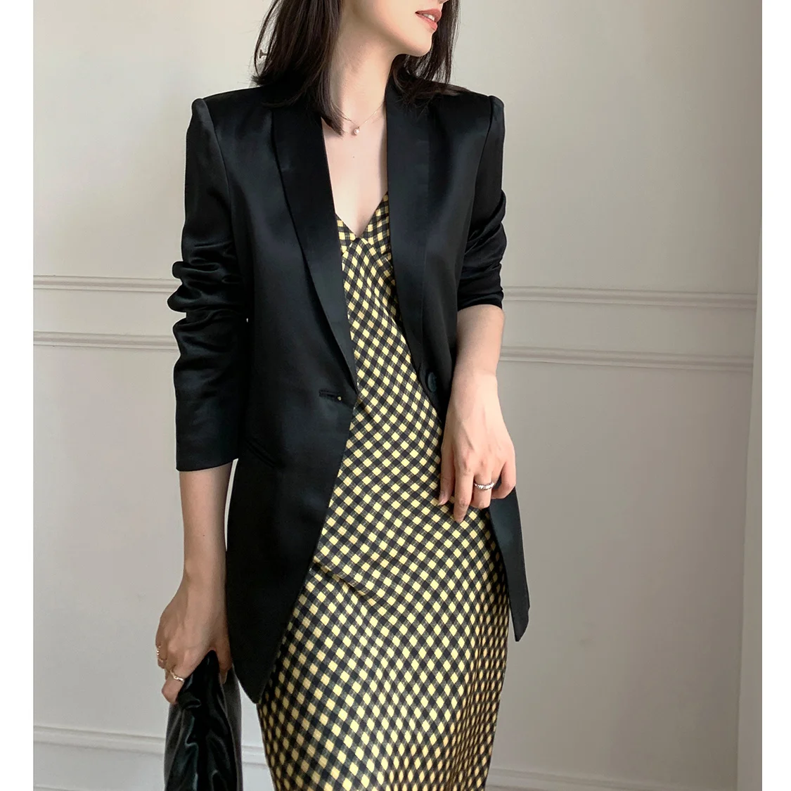 Black suit coat Women's thin 2023 new spring and autumn high grade acetic acid satin sunscreen suit top
Black suit coat Women's thin 2023 new spring and autumn high grade acetic acid satin sunscreen suit top