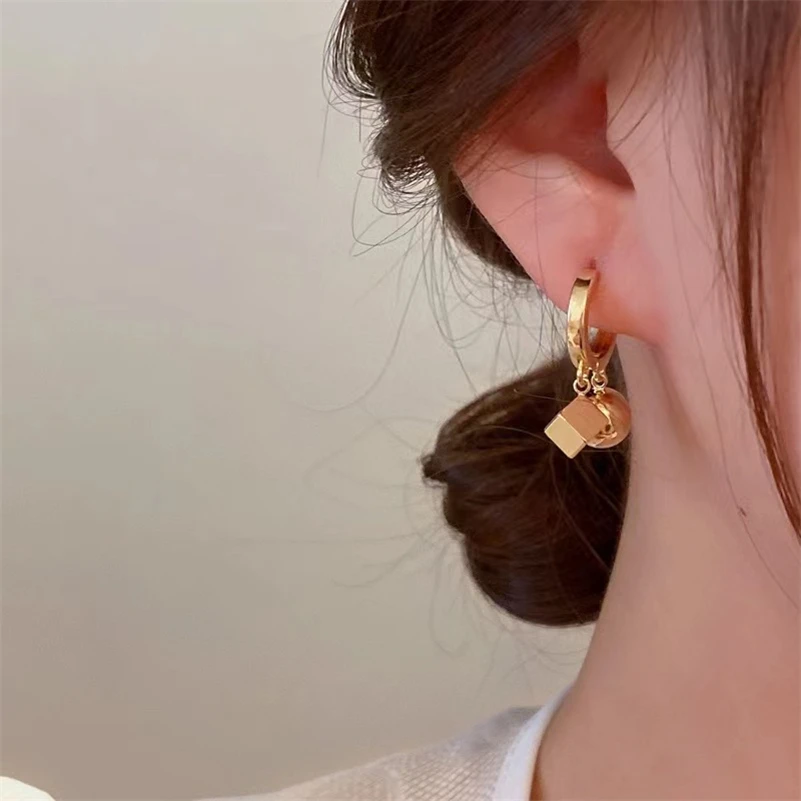 Новые темпераментные европейские и американские высококачественные Золотые Квадратные серьги-подвески с шариками женские изысканные ниш...
Новые темпераментные европейские и американские высококачественные Золотые Квадратные серьги-подвески с шариками женские изысканные ниш...