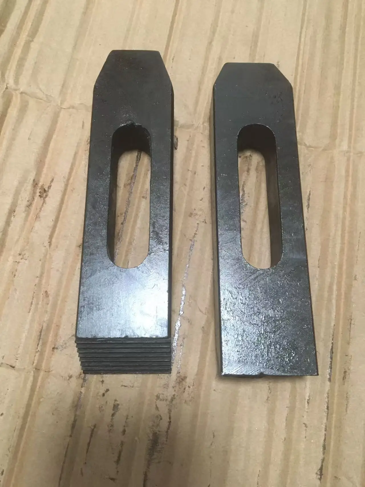 Ступенчатый зажим, M18 M10 M12 M16, блок зажима с прямым зубом, прессовая пластина, отделка из оксида черного цвета, обработанный теплом 45 # сталь, 10,9 Рычаг
Ступенчатый зажим, M18 M10 M12 M16, блок зажима с прямым зубом, прессовая пластина, отделка из оксида черного цвета, обработанный теплом 45 # сталь, 10,9 Рычаг