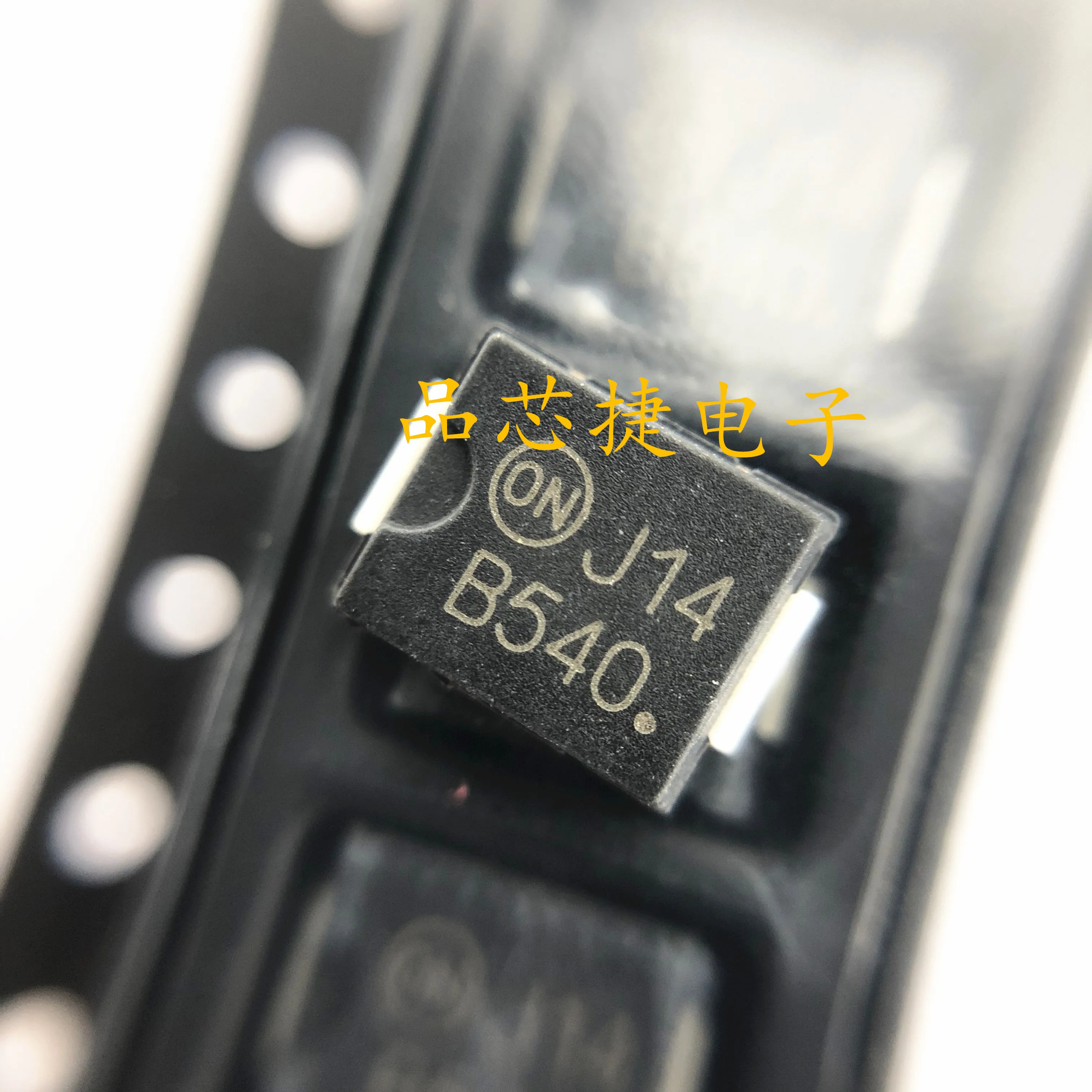 10 шт. Оригинальный Новый MBRS540T3G Silkscreen B540 SMC 40 в 5A Выпрямитель Диод Шоттки
10 шт. Оригинальный Новый MBRS540T3G Silkscreen B540 SMC 40 в 5A Выпрямитель Диод Шоттки