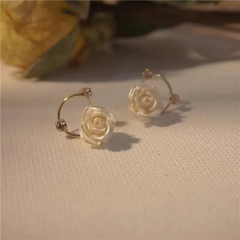 1 Pair Fashion White Spring Rose Stud Earrings Simple Elegant Luxury Earrings For Women Jewelry Gift
1 Pair Fashion White Spring Rose Stud Earrings Simple Elegant Luxury Earrings For Women Jewelry Gift