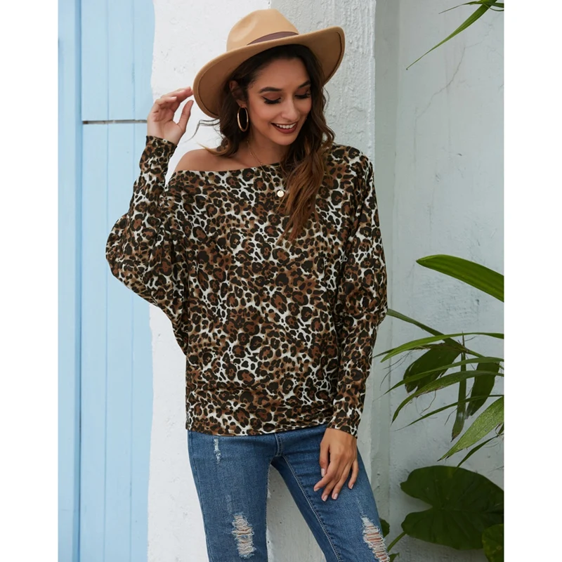 Женский пуловер с открытыми плечами и леопардовым принтом
Женский пуловер с открытыми плечами и леопардовым принтом
