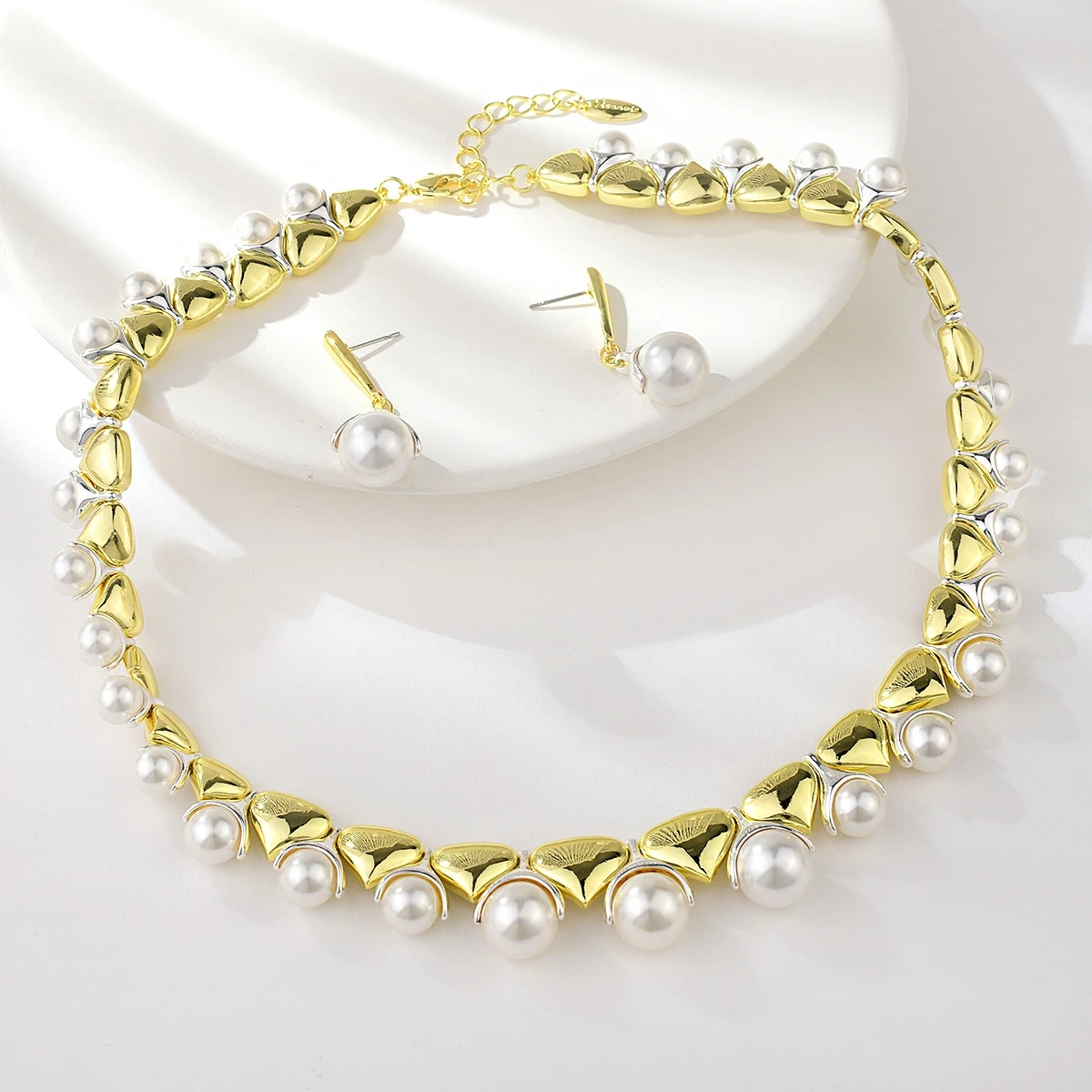 Viennois Dubai Freshwater Pearls 2 Piece Earrings Necklace Jewelry Set for Women
Viennois Dubai Freshwater Pearls 2 Piece Earrings Necklace Jewelry Set for Women