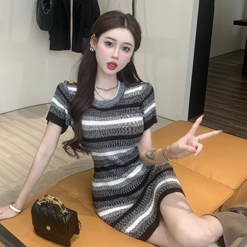 Black and White Stripe Short Sleeve Tight and Slim, Hip Wrap Long Sleeve Dress
Black and White Stripe Short Sleeve Tight and Slim, Hip Wrap Long Sleeve Dress