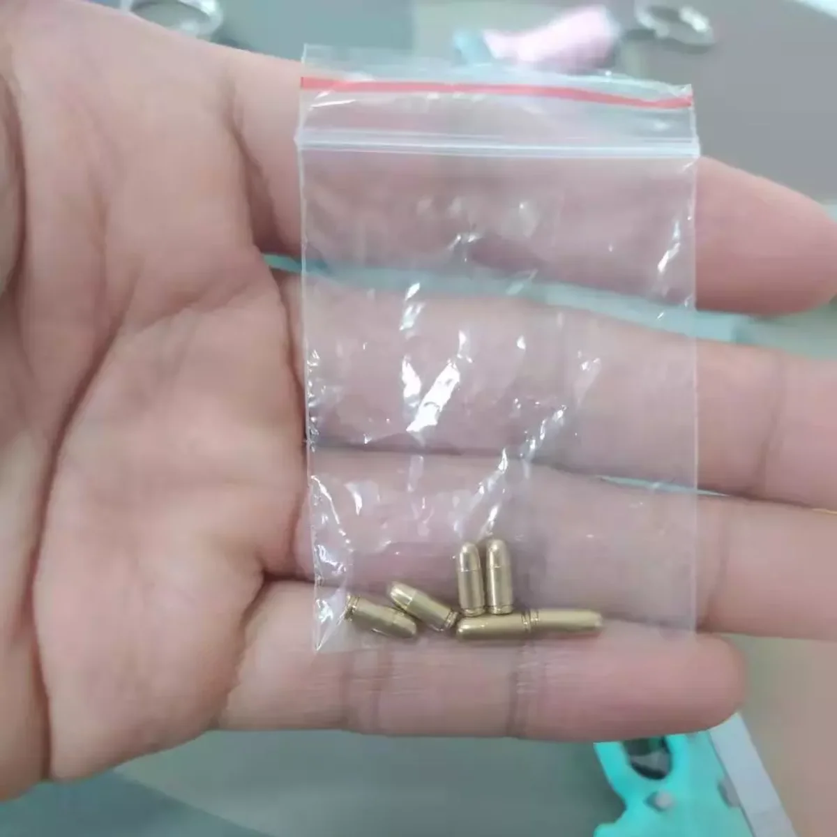 Масштаб 1:3, пули для Mini Glock 17 дюймов, из сплава, Империя Glock, 17 пуль, аксессуары для развлечений, доступные пули
Масштаб 1:3, пули для Mini Glock 17 дюймов, из сплава, Империя Glock, 17 пуль, аксессуары для развлечений, доступные пули
