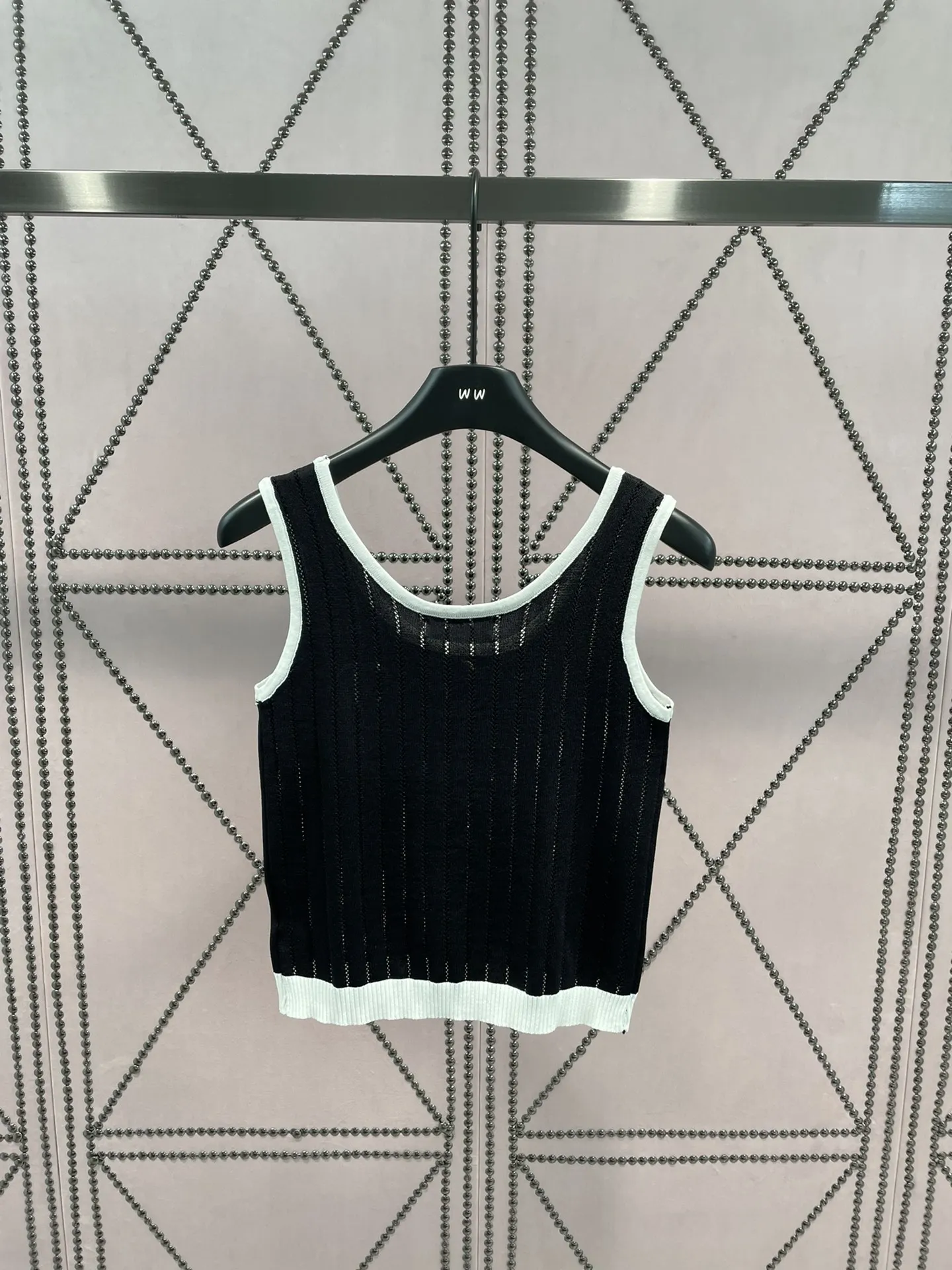 y2k 2023 New Tops Women,s High Street Fashion Black and White Contrasting Color Knitted Vest T-shirt Clothing Dress Summer cc06
y2k 2023 New Tops Women,s High Street Fashion Black and White Contrasting Color Knitted Vest T-shirt Clothing Dress Summer cc06