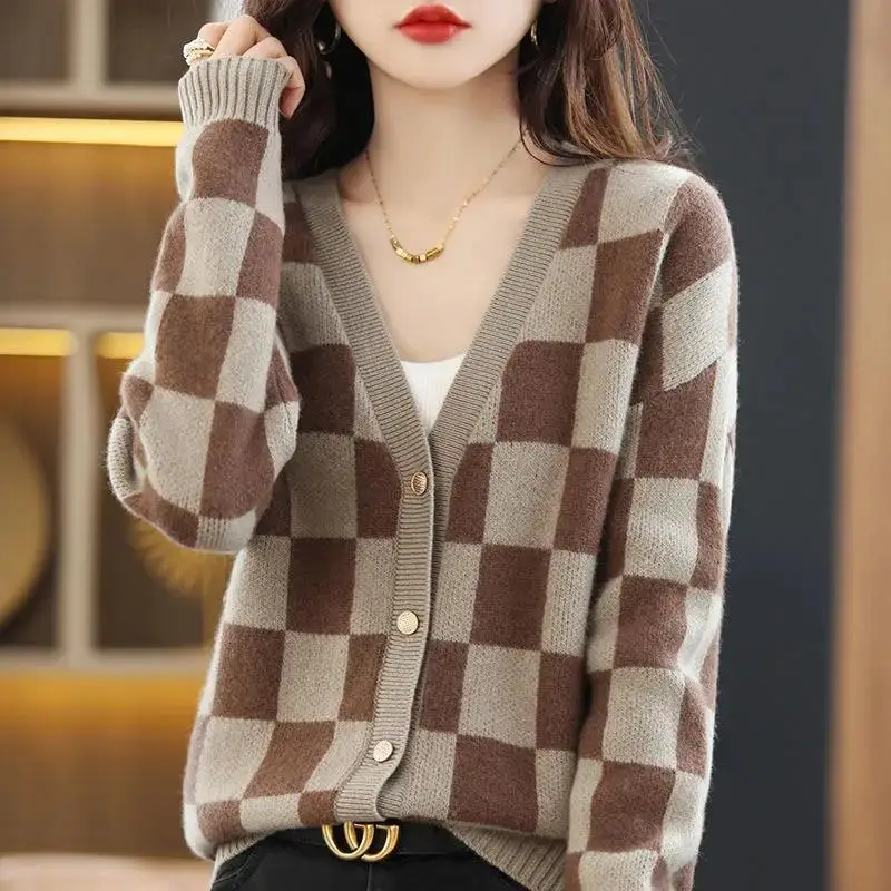 Woman V-neck Argyle Warm Fashion Pockets Knitted Sweater Cardigan Female Button Up Sweater Outwear Ladies Vintage Cardigans G351
Woman V-neck Argyle Warm Fashion Pockets Knitted Sweater Cardigan Female Button Up Sweater Outwear Ladies Vintage Cardigans G351