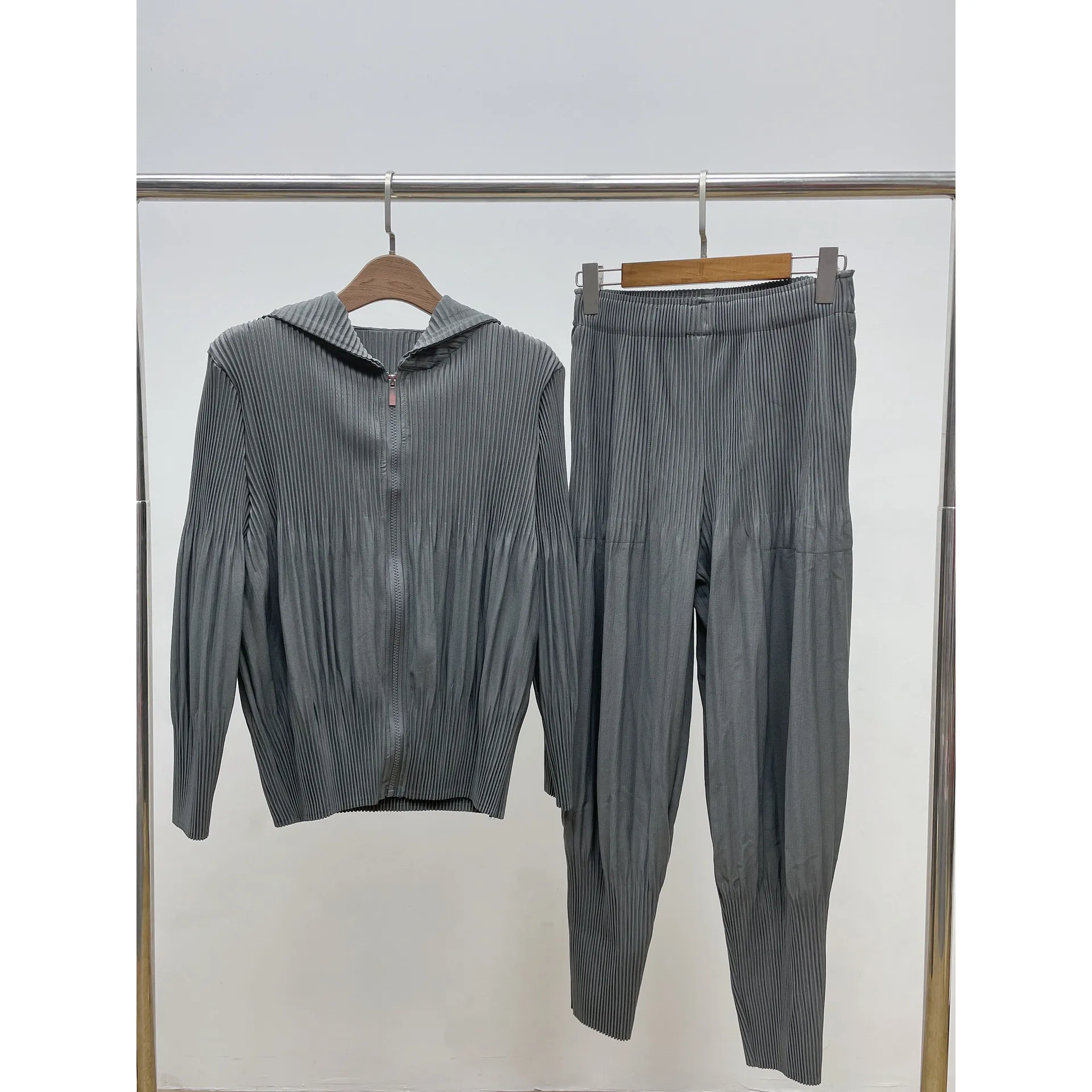 Miyake pleated autumn new casual simple and casual zipper hooded jacket + pleated harem trousers
Miyake pleated autumn new casual simple and casual zipper hooded jacket + pleated harem trousers