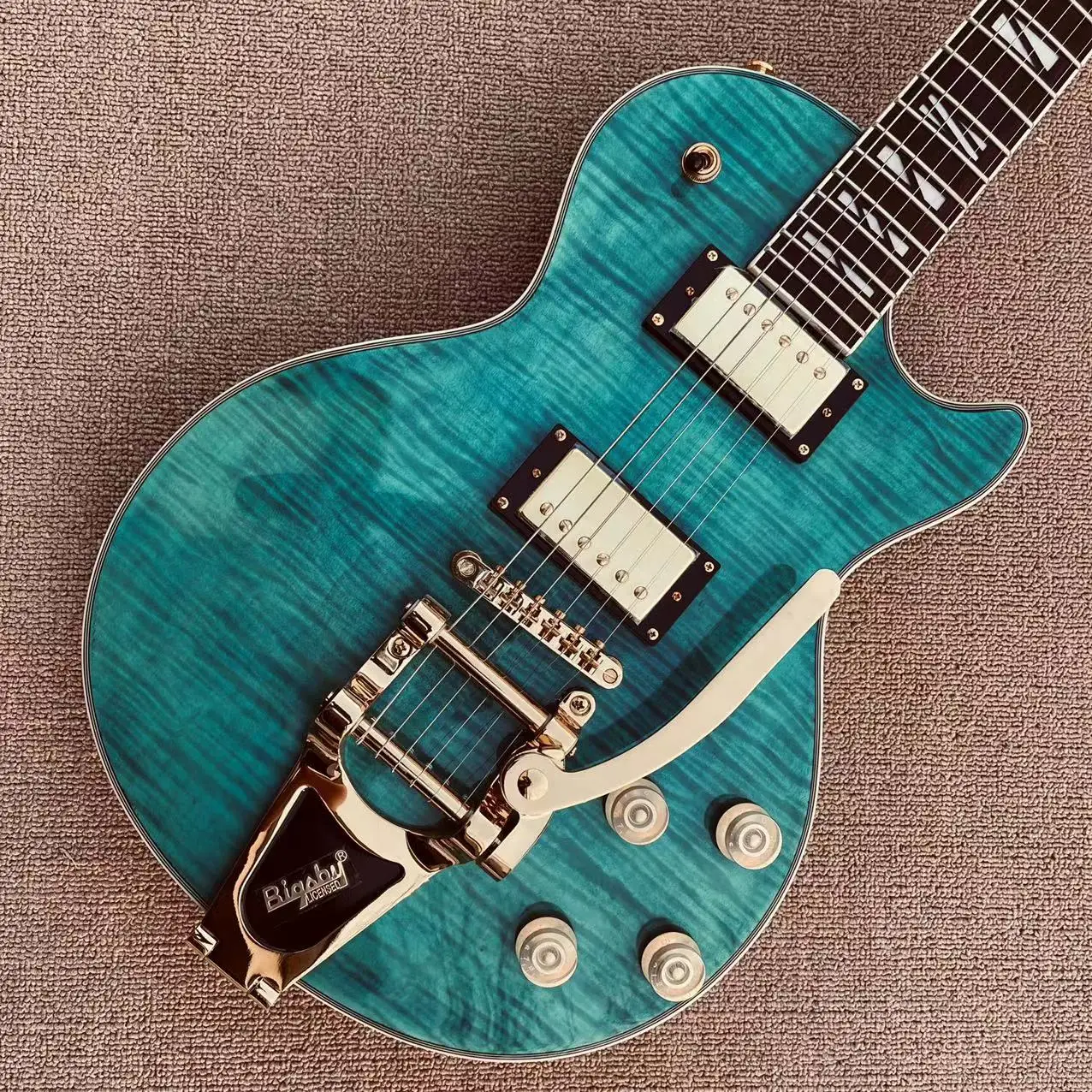 ЭЛЕКТРИЧЕСКАЯ ГИТАРА LP Globemark big rocker, зеленый горизонтальный двойной корпус барабана, три грифа, золотые аксессуары, может быть изменен
ЭЛЕКТРИЧЕСКАЯ ГИТАРА LP Globemark big rocker, зеленый горизонтальный двойной корпус барабана, три грифа, золотые аксессуары, может быть изменен