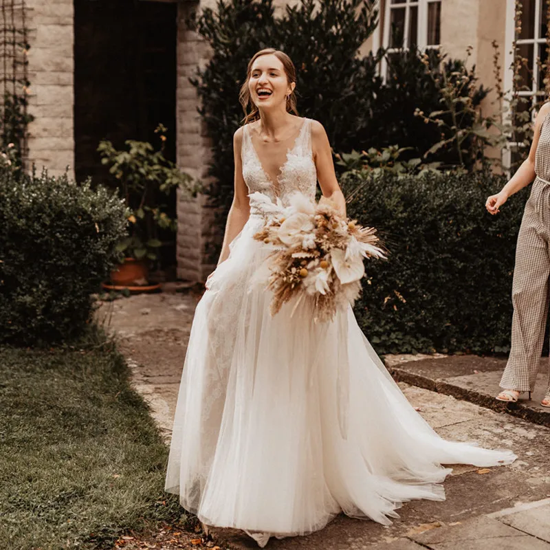 Sexy Deep V-Neck Wedding Dress For 2023 Lace Appliques Organza Buttons Court Train Elegant Bride Gown Robe De Mariée Custom Made
Sexy Deep V-Neck Wedding Dress For 2023 Lace Appliques Organza Buttons Court Train Elegant Bride Gown Robe De Mariée Custom Made