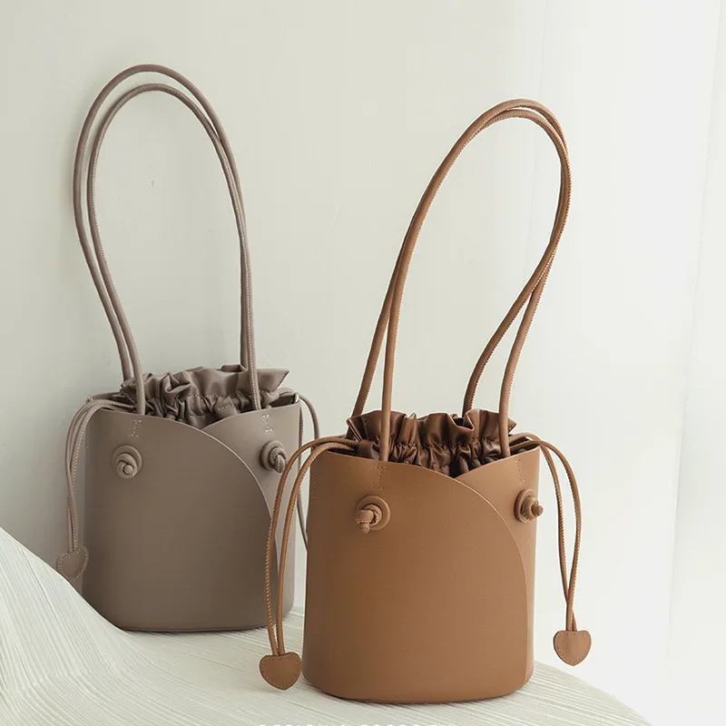 KARORO 2022 Designer Brand Drawstring Bucket Bag Niche Luxury Fahion Handbag for Women
KARORO 2022 Designer Brand Drawstring Bucket Bag Niche Luxury Fahion Handbag for Women