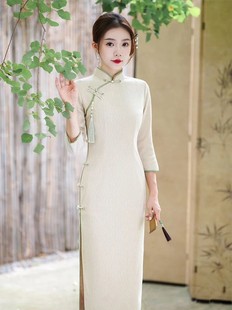 Женское бархатное платье-Ципао Yourqipao, длинное вечернее платье в китайском стиле для молодых девушек, зима 2023
Женское бархатное платье-Ципао Yourqipao, длинное вечернее платье в китайском стиле для молодых девушек, зима 2023