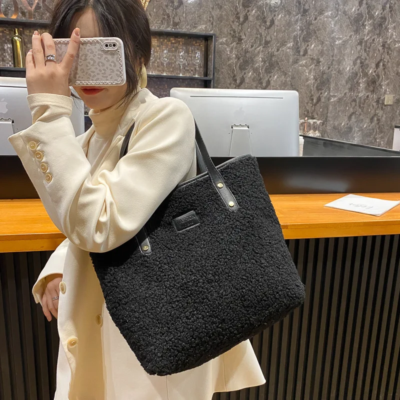 Fashion Lambswool Tote Women Handbag Designer Winter Faux Fur Shoulder Bag Warm Plush Shopper Bags for Women 2021 Fluffy Purse
Fashion Lambswool Tote Women Handbag Designer Winter Faux Fur Shoulder Bag Warm Plush Shopper Bags for Women 2021 Fluffy Purse