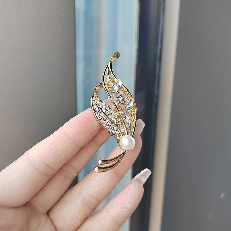 Feather Leaves Pearl Brooch Rhinestones Alloy Plant Tree Leaf Brooch Clothing Accessory Jewelry For Women Men Wedding Bridal
Feather Leaves Pearl Brooch Rhinestones Alloy Plant Tree Leaf Brooch Clothing Accessory Jewelry For Women Men Wedding Bridal