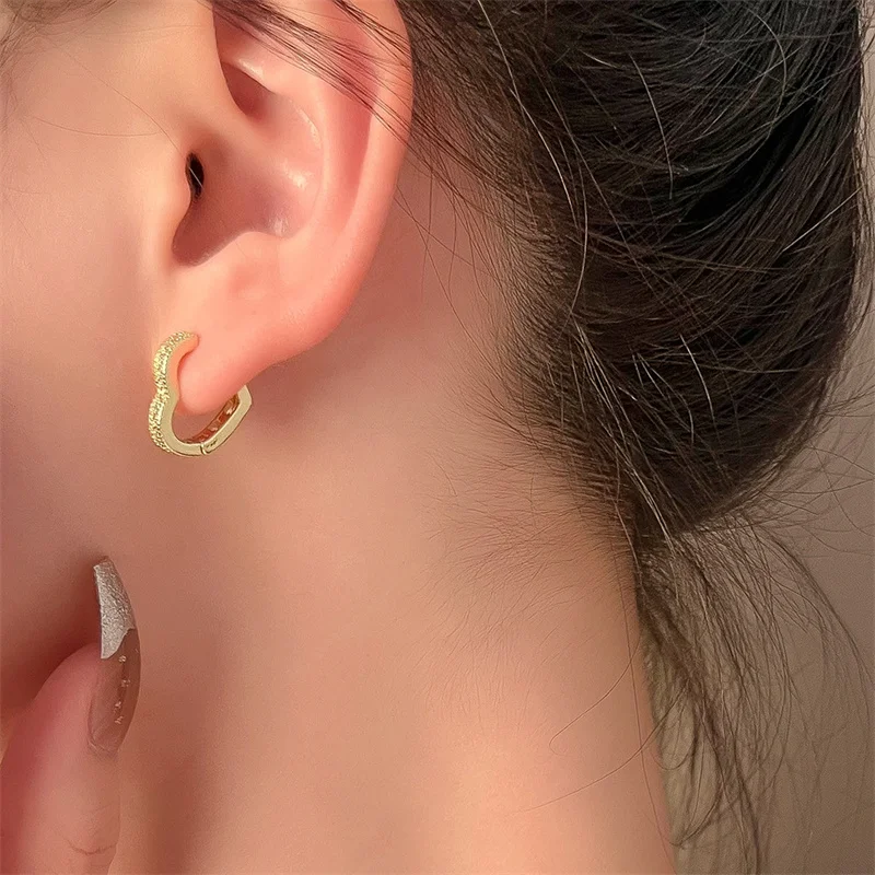 Micro-inlaid zircon love ear buckle female Korean fashion personality temperament peach heart earrings simple ear jewelry
Micro-inlaid zircon love ear buckle female Korean fashion personality temperament peach heart earrings simple ear jewelry