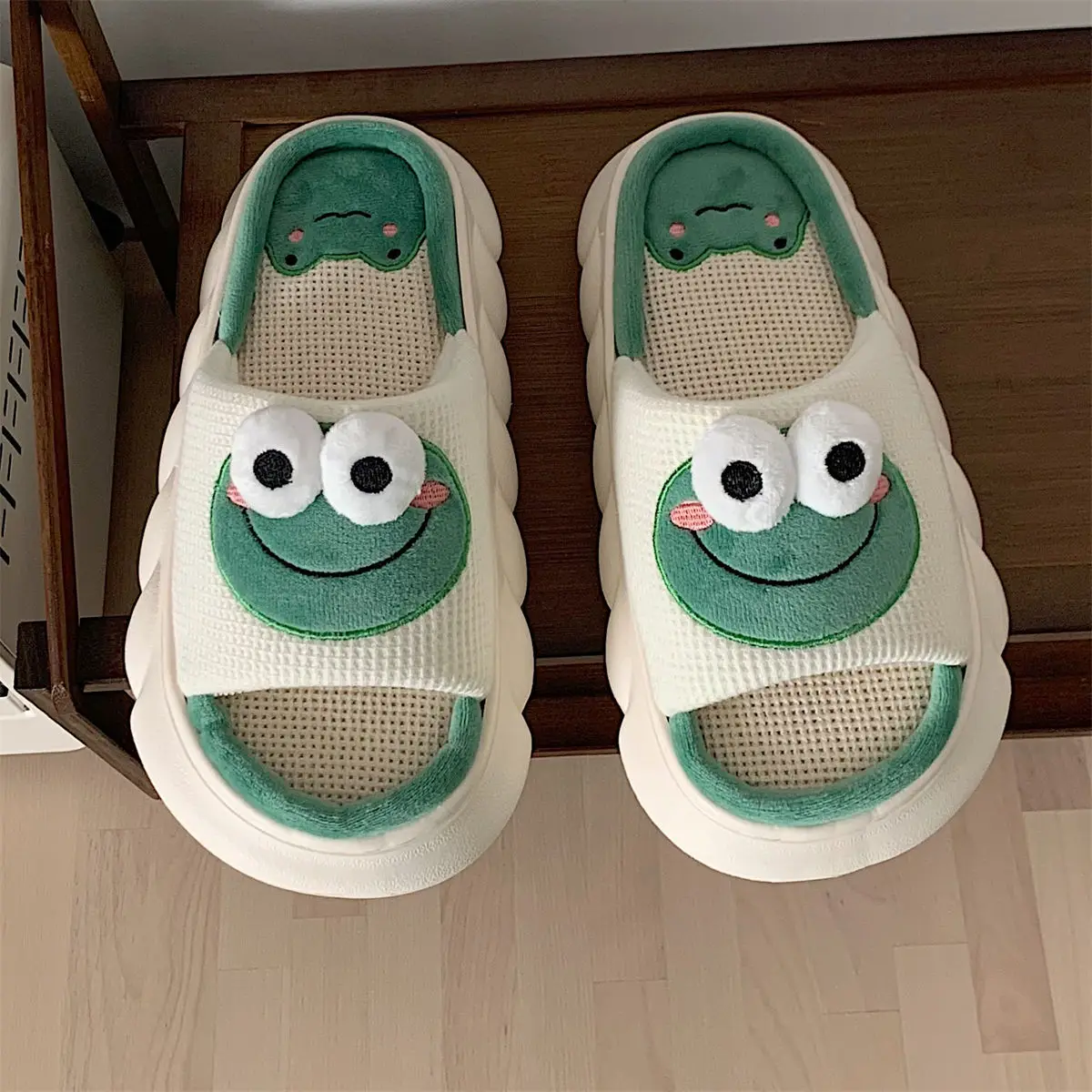 Family Slipper for Womans Spring Summer Cute Frog Flip Flops Ladies Design Cozy Shoes Cloud Slides Platform Linen Home Sandals 
Family Slipper for Womans Spring Summer Cute Frog Flip Flops Ladies Design Cozy Shoes Cloud Slides Platform Linen Home Sandals