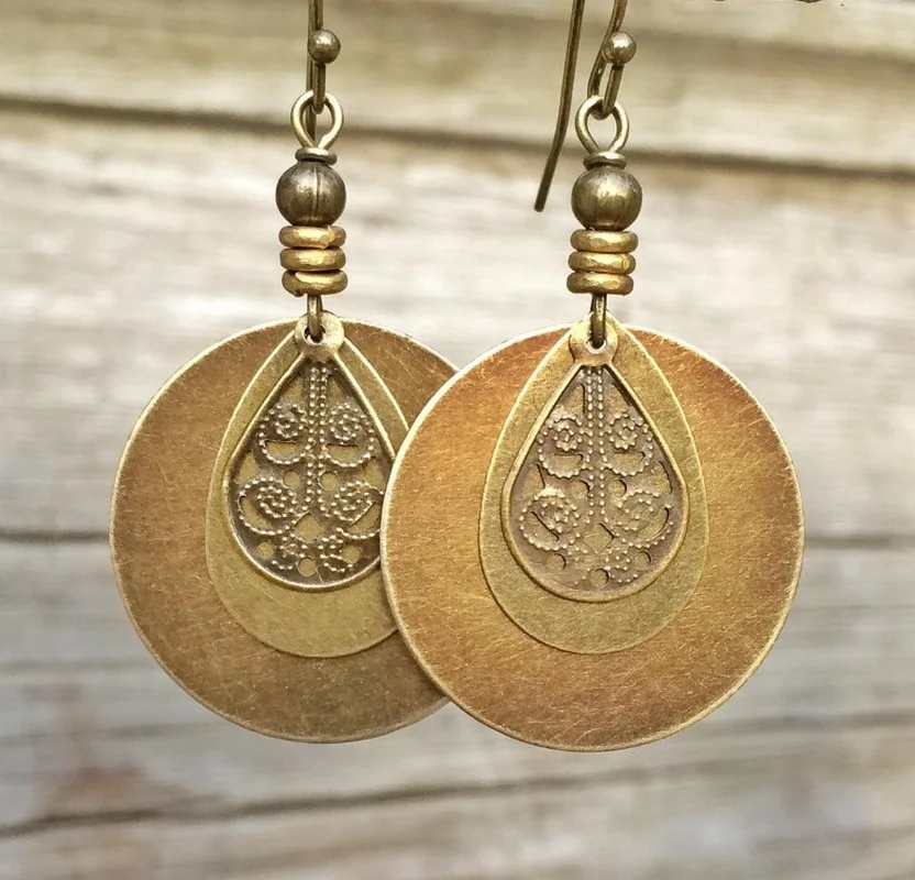 Ethnic Round Bronze Carved Earrings for Women Bohemian Metal Gold Color Old Distressed Beaded Dangle Earrings Jewelry
Ethnic Round Bronze Carved Earrings for Women Bohemian Metal Gold Color Old Distressed Beaded Dangle Earrings Jewelry