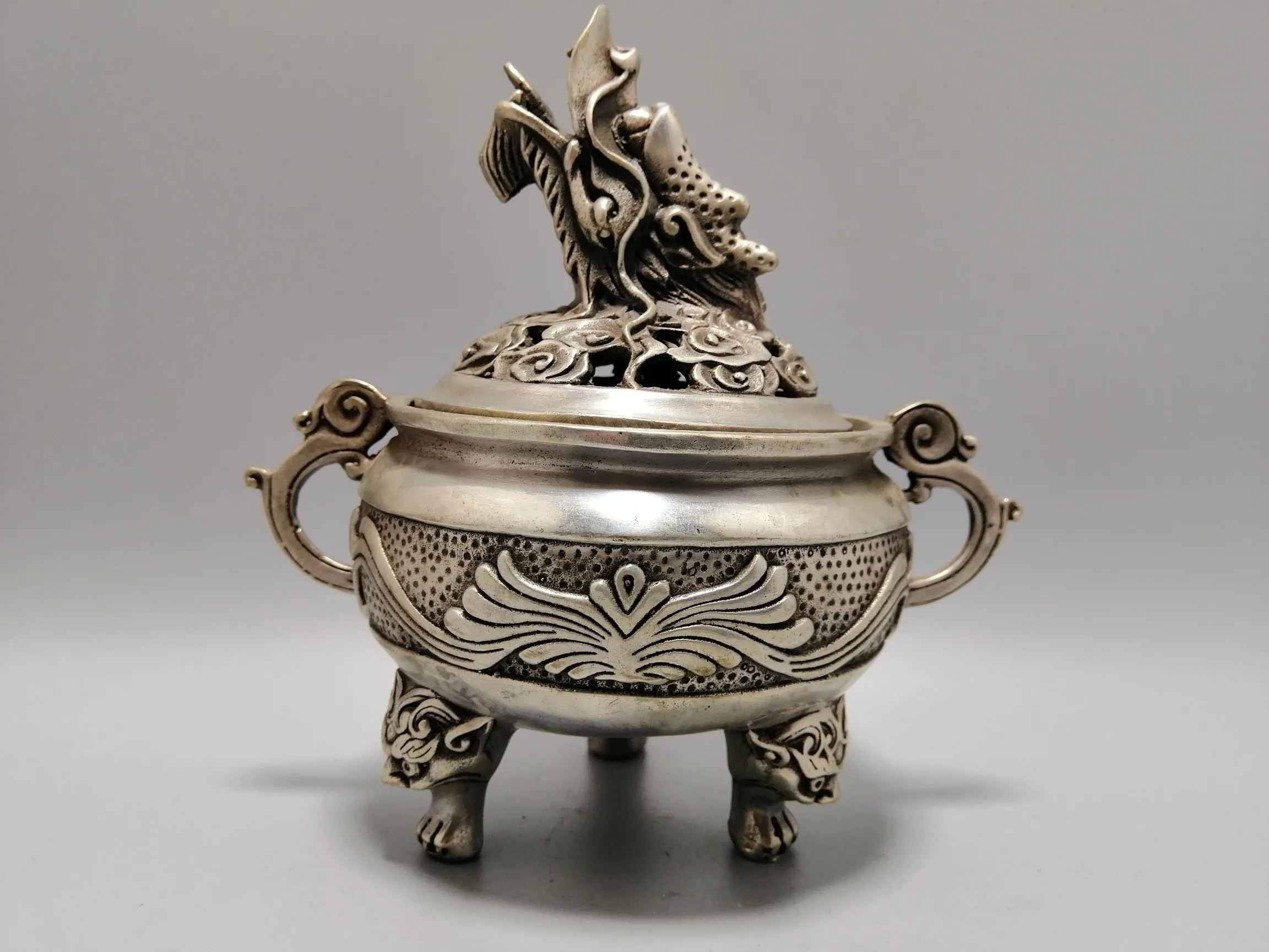 Exquisite Chinese White Copper Hand-carved Incense Burner Dragon Lid Home Decoration Crafts
Exquisite Chinese White Copper Hand-carved Incense Burner Dragon Lid Home Decoration Crafts