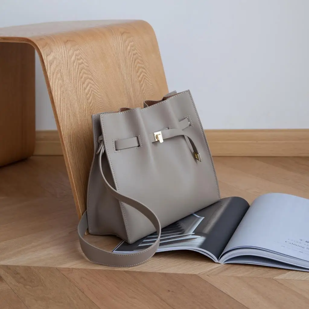 New Women's Leather Shoulder Bag Fashion Fold Dating Bag High-end Cowhide Compound Bucket Bags Women All-match Crossbody Bag
New Women's Leather Shoulder Bag Fashion Fold Dating Bag High-end Cowhide Compound Bucket Bags Women All-match Crossbody Bag