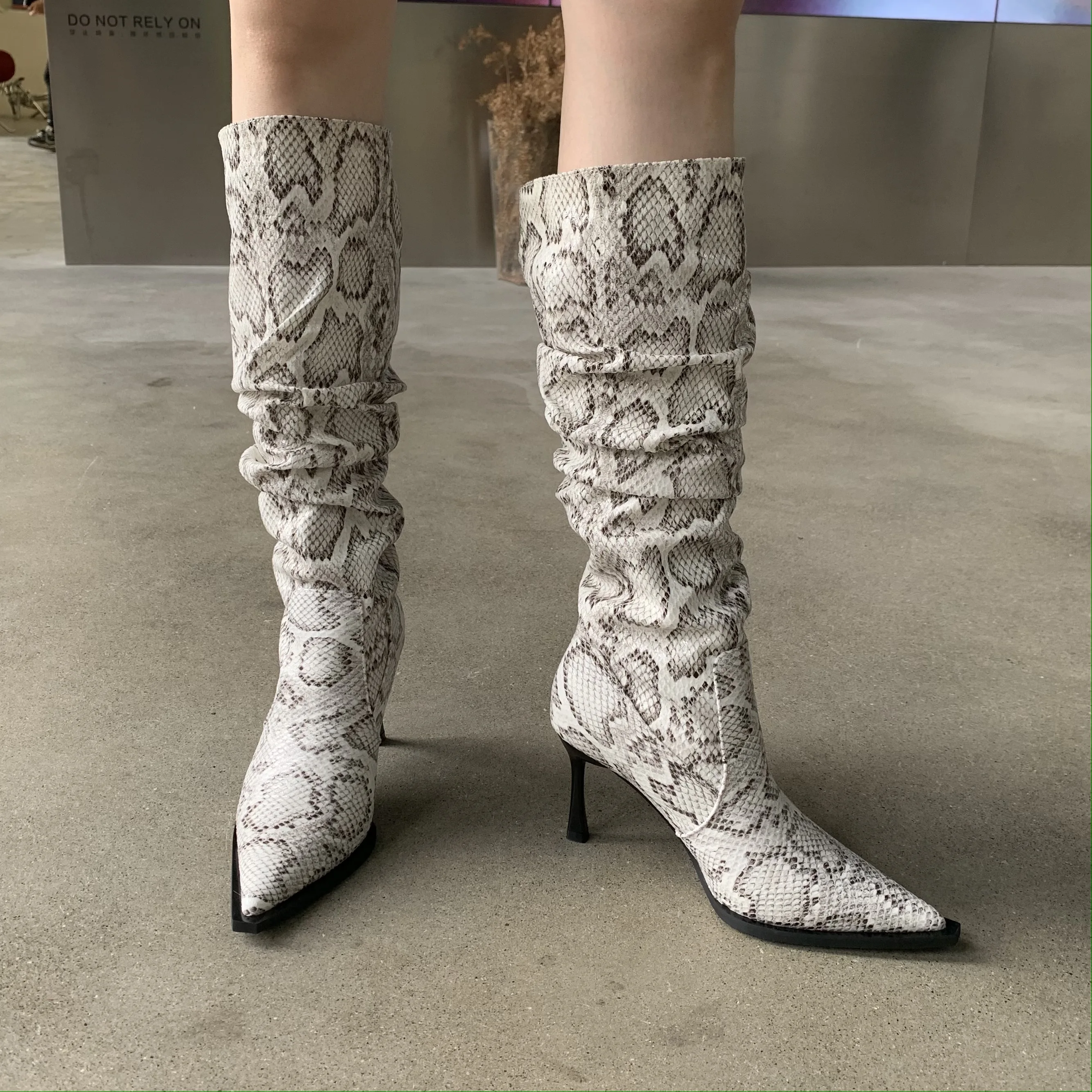 Foreign Trade Autumn Winter Women's Shoes 2022 New Printing High Boots Stiletto High Heels Big Pointed High Boots Botas Mujer
Foreign Trade Autumn Winter Women's Shoes 2022 New Printing High Boots Stiletto High Heels Big Pointed High Boots Botas Mujer