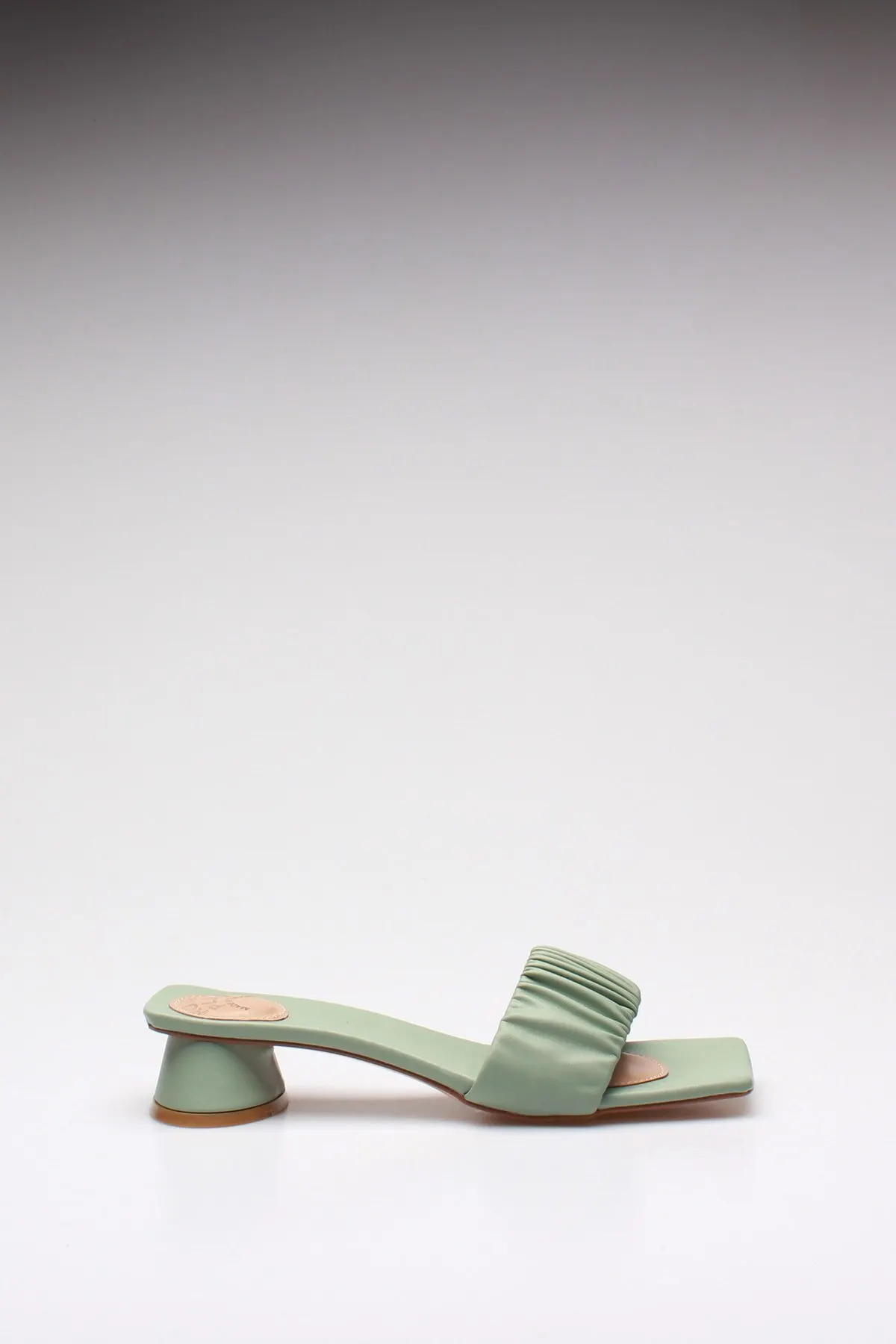 Fashion Style women's Green Leather Slippers Sandals And Slippers
Fashion Style women's Green Leather Slippers Sandals And Slippers