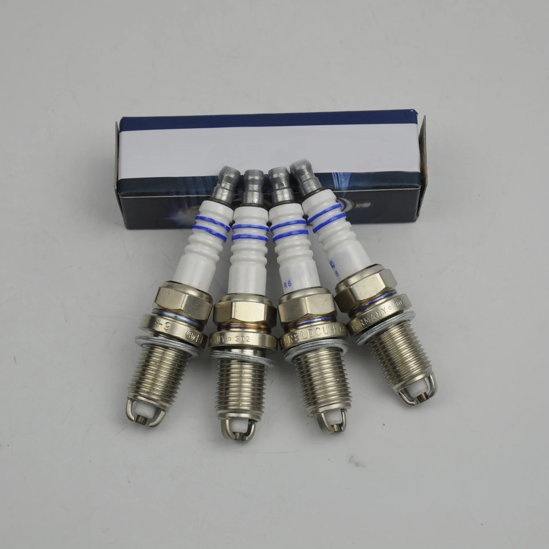 4 шт. FLR8LDCU + 7404 обычная свеча зажигания для BWM E34 E36 E39 Passat VW Chevrolet Golf Audi Suzuki 0242229654 + 9 7700107916 9195109
4 шт. FLR8LDCU + 7404 обычная свеча зажигания для BWM E34 E36 E39 Passat VW Chevrolet Golf Audi Suzuki 0242229654 + 9 7700107916 9195109