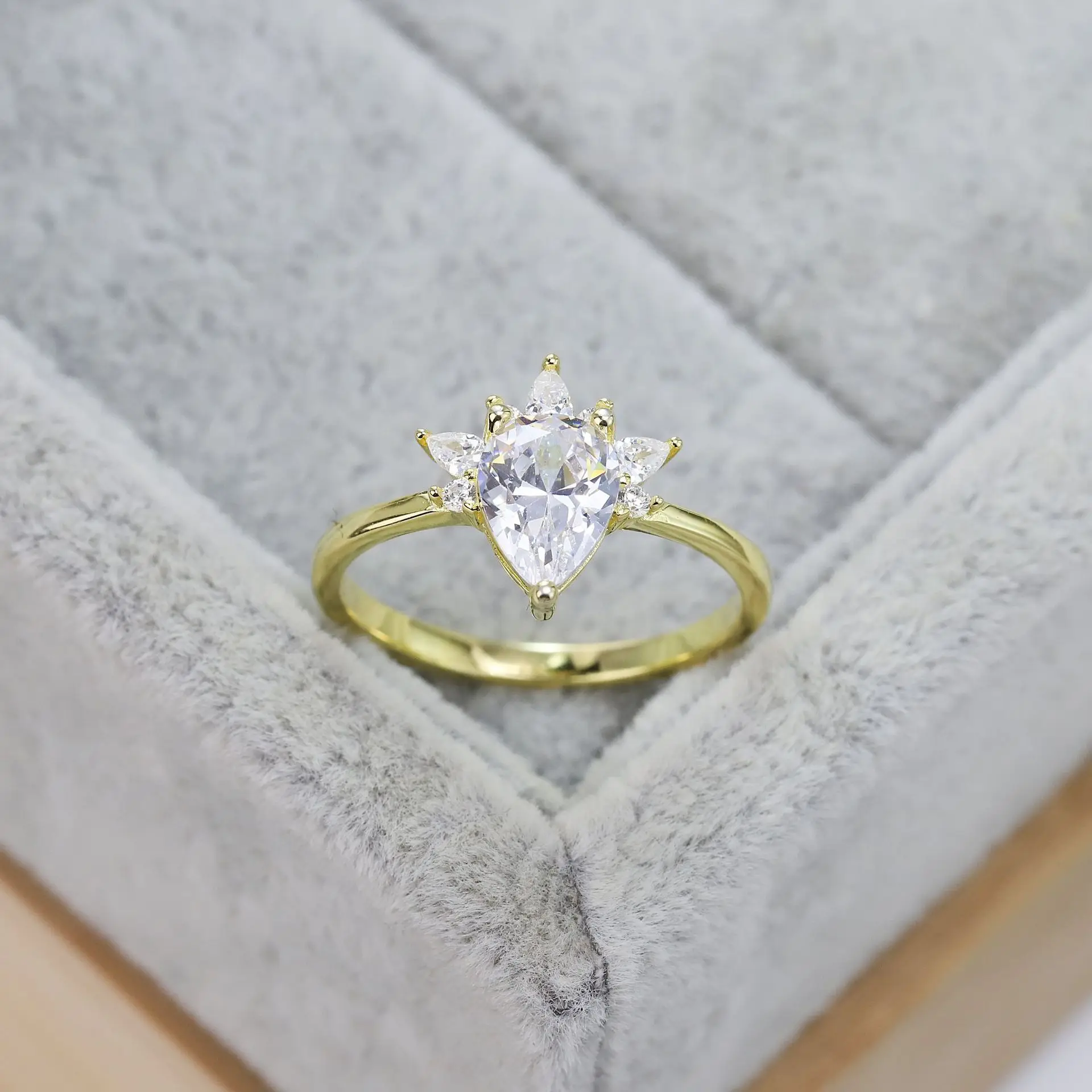 WPB 100% S925 Sterling Silver Waterdrop Diamond Ring Shine High Carbon Diamond Ring with 18K Gold Plated Ladies Luxury Jewelry
WPB 100% S925 Sterling Silver Waterdrop Diamond Ring Shine High Carbon Diamond Ring with 18K Gold Plated Ladies Luxury Jewelry