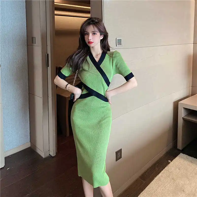 Женское трикотажное платье с V-образным вырезом и коротким рукавом
Женское трикотажное платье с V-образным вырезом и коротким рукавом