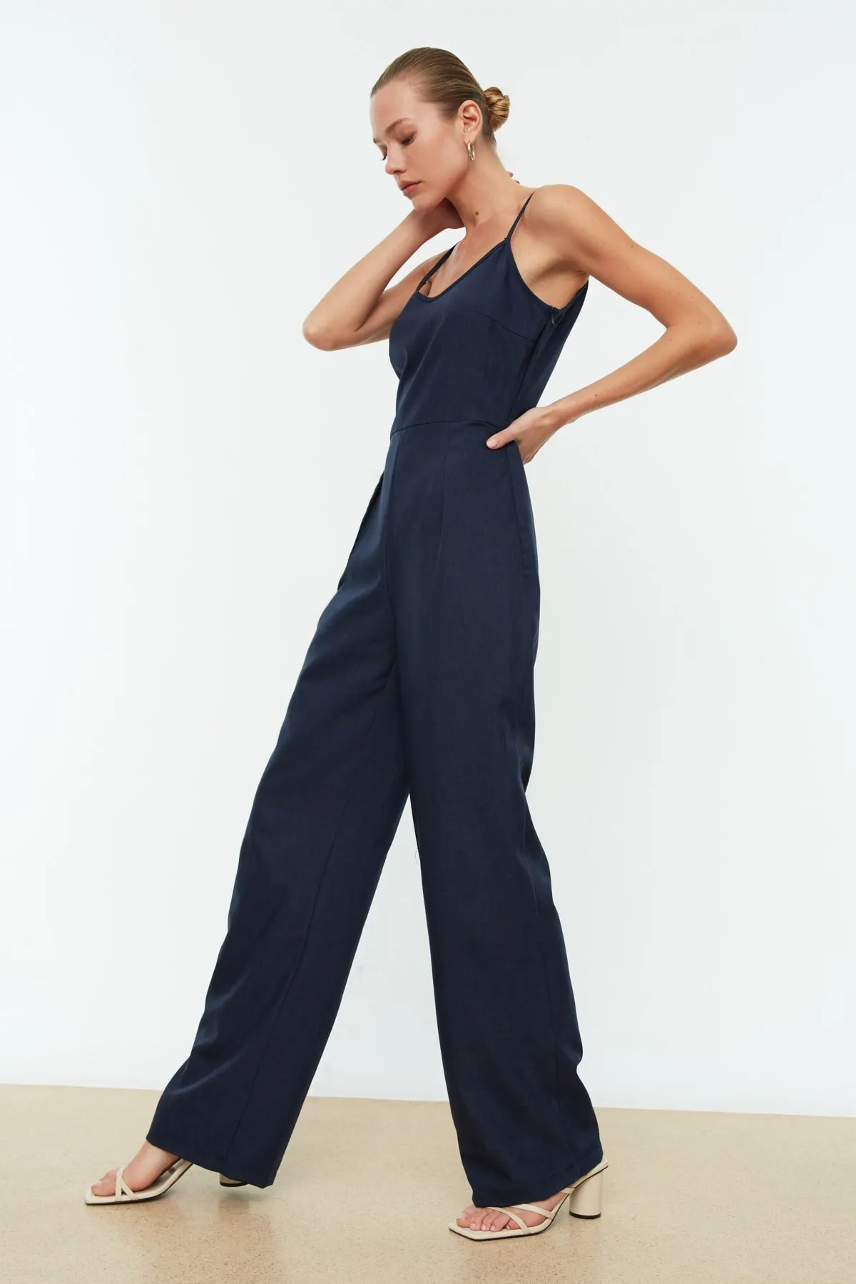 Women's Overalls Navy Blue Strap Jumpsuit Hot Style Quality Fabric Sleeveless Baggy Trousers Casual Jumpsuit
Women's Overalls Navy Blue Strap Jumpsuit Hot Style Quality Fabric Sleeveless Baggy Trousers Casual Jumpsuit