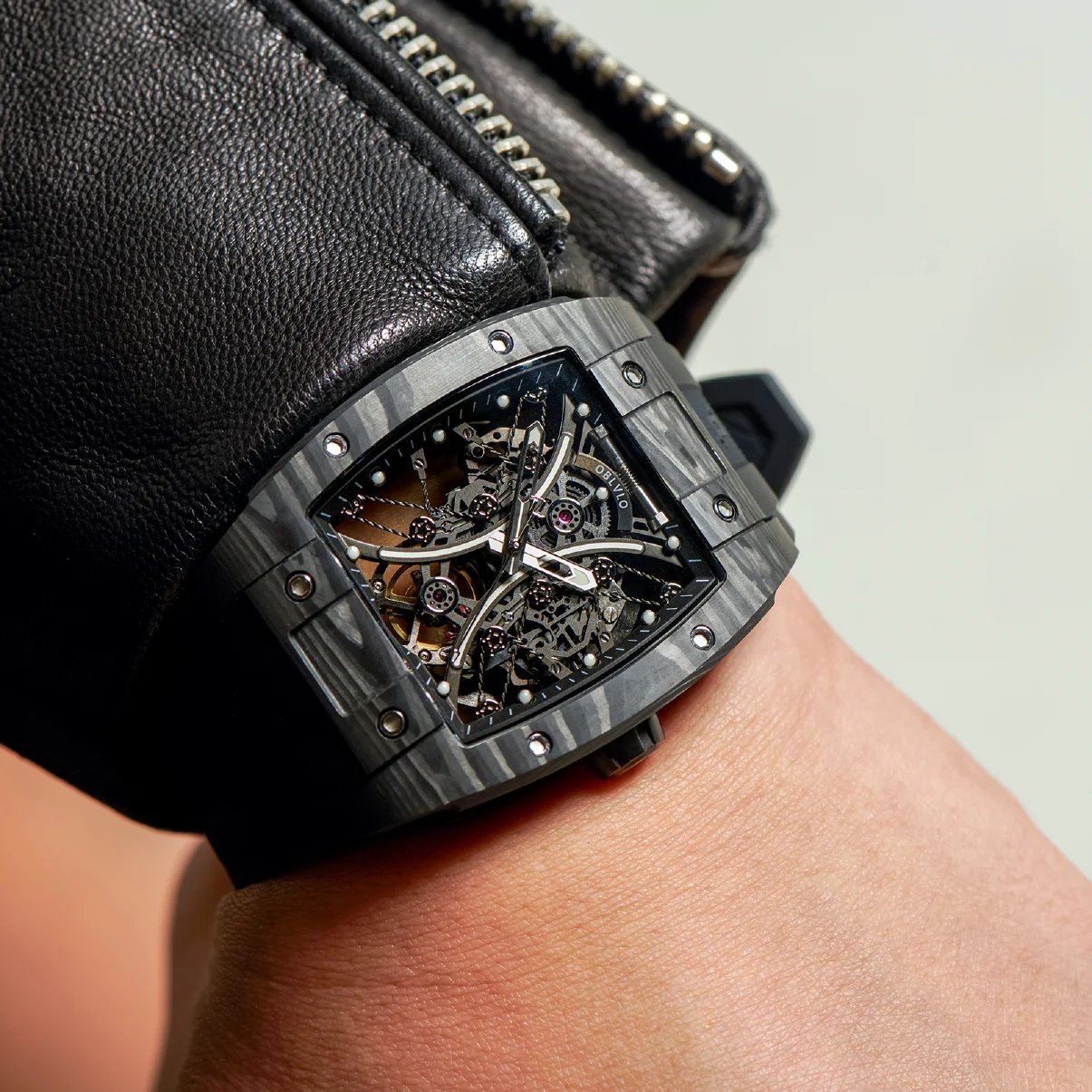 OBLVLO Top Brand Automatic Mechanical Watch For Men Fashion Skeleton Luminous Wine Barrel Carbon Fiber Case Rubber Strap EM-S
OBLVLO Top Brand Automatic Mechanical Watch For Men Fashion Skeleton Luminous Wine Barrel Carbon Fiber Case Rubber Strap EM-S