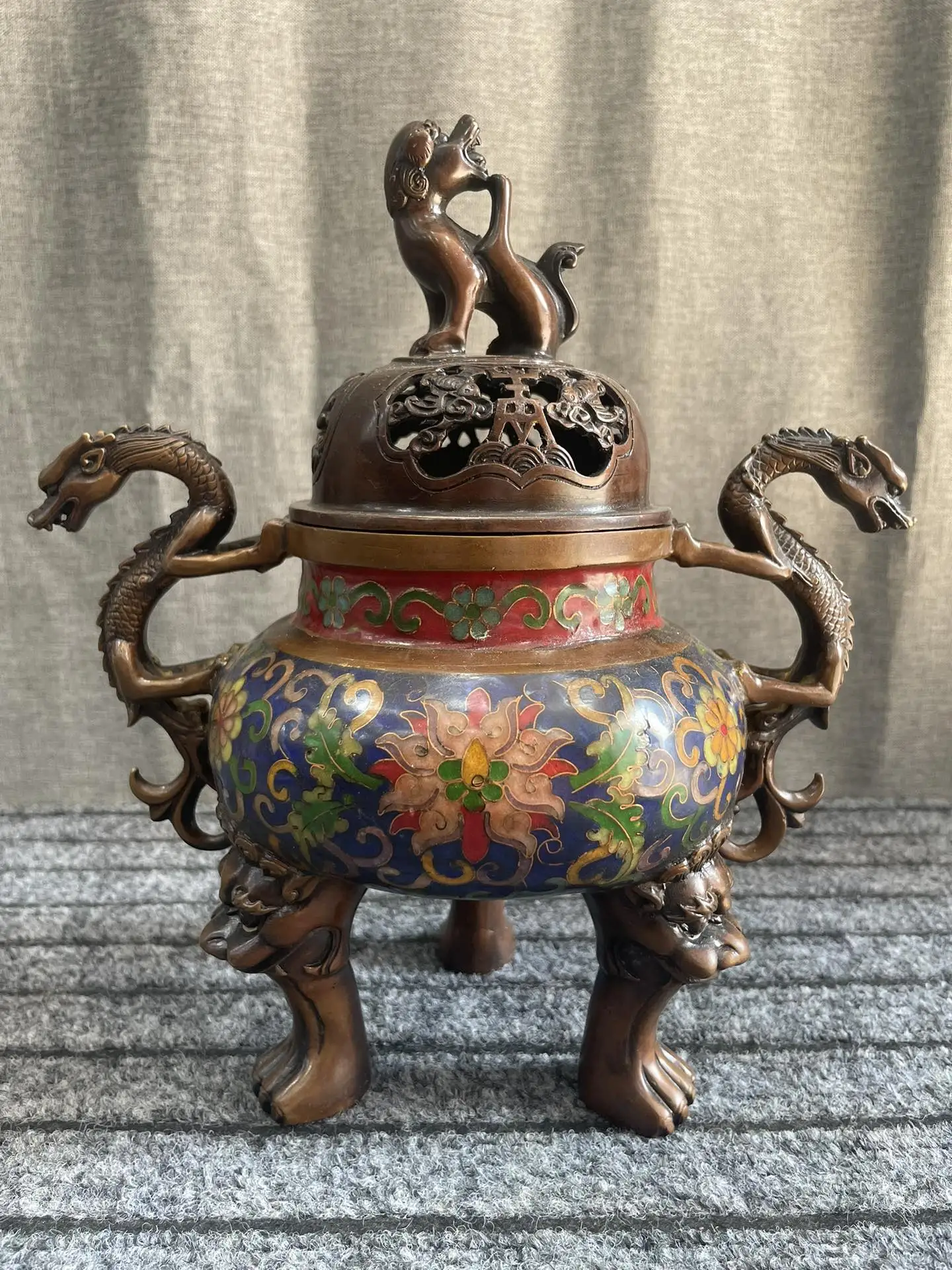 10"Tibetan Temple Collection Old Bronze Cloisonne Enamel Unicorn Statue Cover Hollowed Dragon Ear Beast Head Incensor burner
10"Tibetan Temple Collection Old Bronze Cloisonne Enamel Unicorn Statue Cover Hollowed Dragon Ear Beast Head Incensor burner