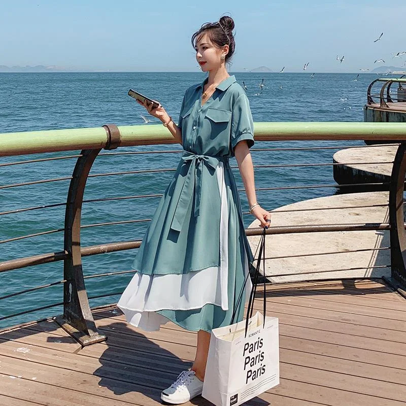 Платье женское средней длины с V-образным вырезом и поясом 
Платье женское средней длины с V-образным вырезом и поясом