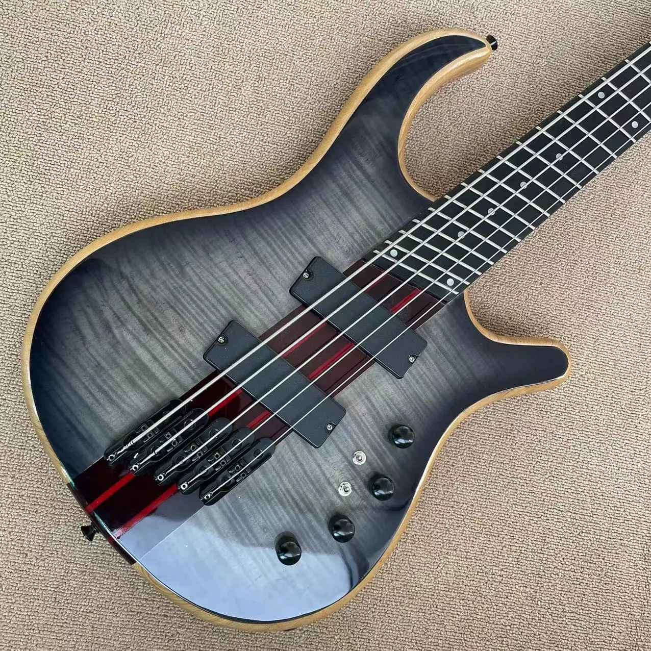 5-string sandwich electric bass, transparent grey tiger veneer body, amplification circuit+battery box+2 cut-off switches, split
5-string sandwich electric bass, transparent grey tiger veneer body, amplification circuit+battery box+2 cut-off switches, split