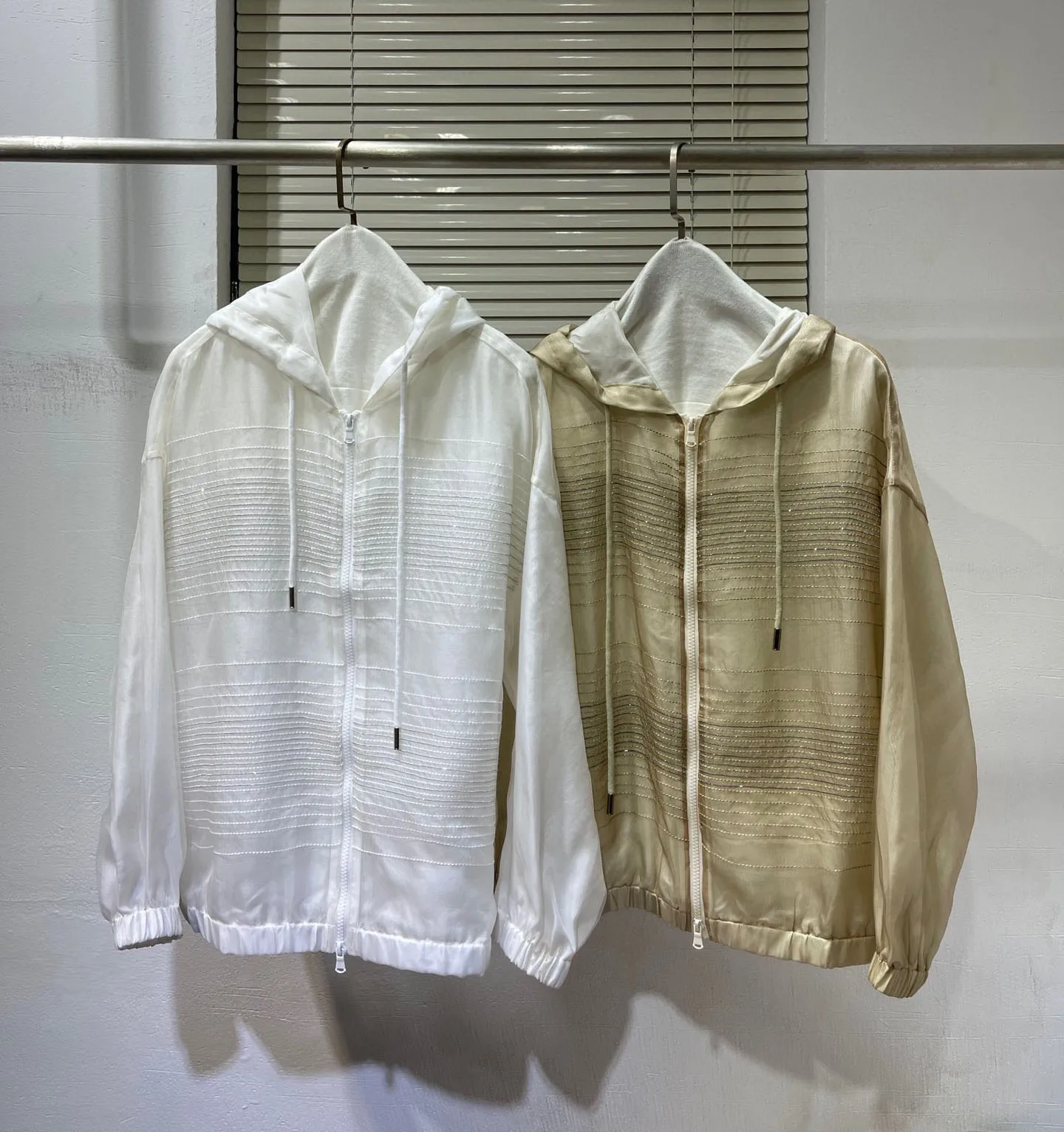 100% silk spring summer women chain zipper casual loose solid thin coat Hooded Sunscreen tops
100% silk spring summer women chain zipper casual loose solid thin coat Hooded Sunscreen tops