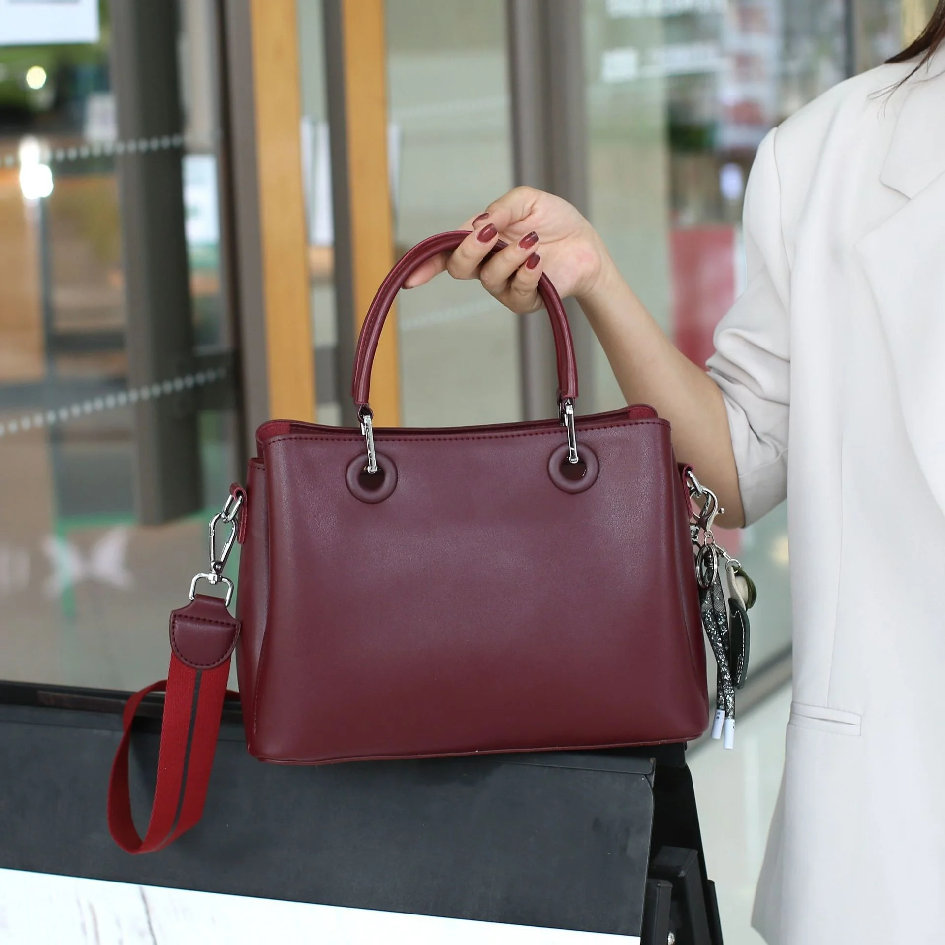 high quality luxury brand Women 2023 New Winter Fashion Versatile Handheld Women's Advanced Sense Tote Large Capacity Shoulder B
high quality luxury brand Women 2023 New Winter Fashion Versatile Handheld Women's Advanced Sense Tote Large Capacity Shoulder B