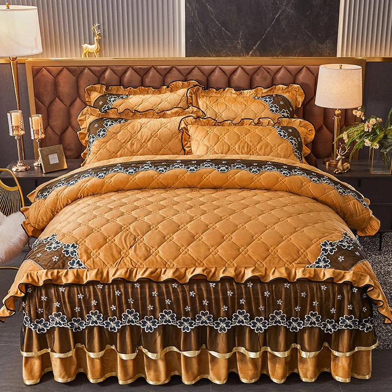 Luxury European Wedding Bedding Set Quilted Embroidery Velvet Flannel Duvet Quilt Cover Ruffles Bed Skirt Bedspread 4Pcs
Luxury European Wedding Bedding Set Quilted Embroidery Velvet Flannel Duvet Quilt Cover Ruffles Bed Skirt Bedspread 4Pcs