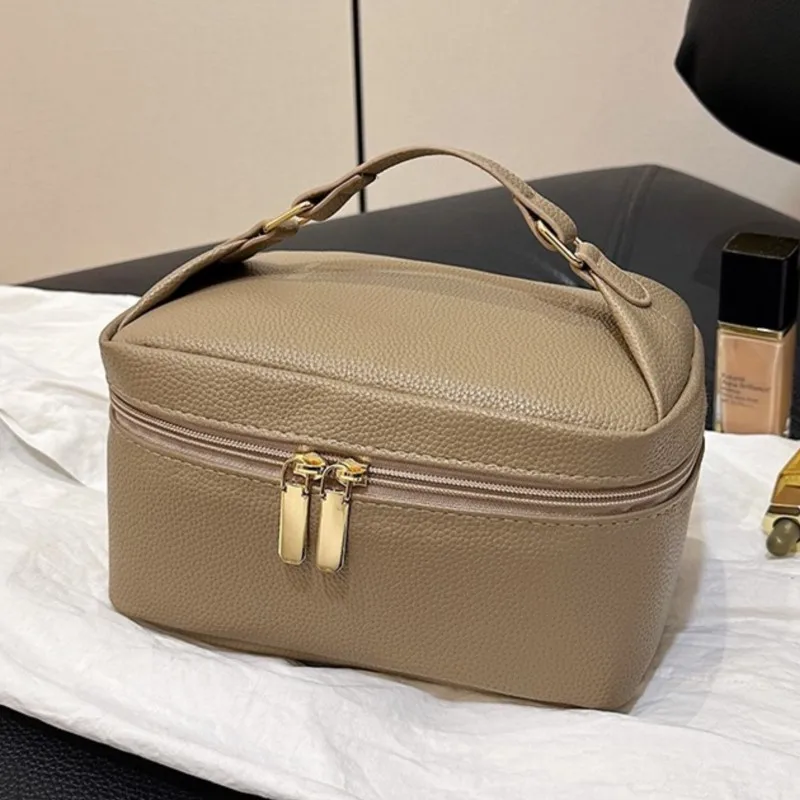 Кожаные косметички для женщин, сумка для макияжа, вместительная сумка для ванной комнаты, новинка 2023, дизайнерская многофункциональная дорожная сумка для туалетных принадлежностей
Кожаные косметички для женщин, сумка для макияжа, вместительная сумка для ванной комнаты, новинка 2023, дизайнерская многофункциональная дорожная сумка для туалетных принадлежностей
