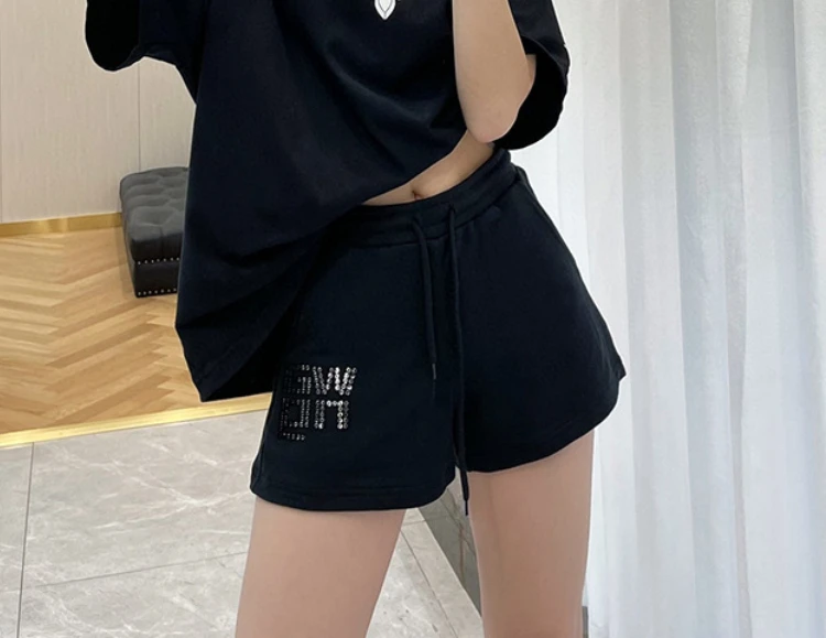 Fashion Classic Trendy Luxury Design Bead Embroidered Logo Sports Casual Shorts Women Elastic High Waist Wide Leg Pants
Fashion Classic Trendy Luxury Design Bead Embroidered Logo Sports Casual Shorts Women Elastic High Waist Wide Leg Pants