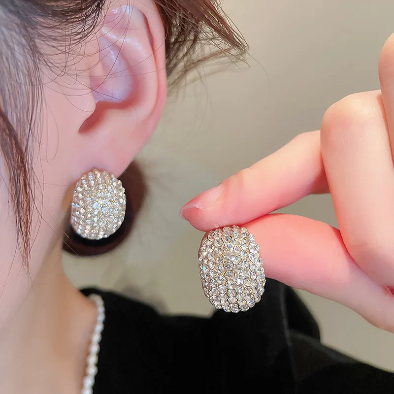 New Diamond Bean Niche Design Light Luxury Advanced Stud Earrings For Women Korean Fashion Earring Birthday Party Jewelry Gifts
New Diamond Bean Niche Design Light Luxury Advanced Stud Earrings For Women Korean Fashion Earring Birthday Party Jewelry Gifts