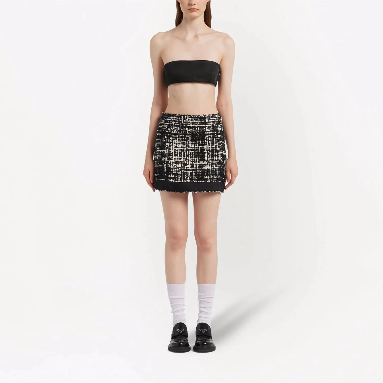 2022 spring and summer new high-quality temperament commuter black and white contrast color triangle logo tweed skirt women
2022 spring and summer new high-quality temperament commuter black and white contrast color triangle logo tweed skirt women