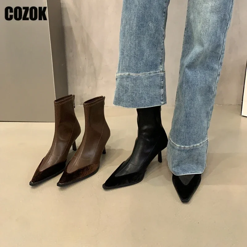 Современные женские ботильоны с острым носком, новинка 2023, женское платье в стиле пэчворк, шикарная элегантная обувь на тонком высоком каблуке, женские дизайнерские туфли-лодочки
Современные женские ботильоны с острым носком, новинка 2023, женское платье в стиле пэчворк, шикарная элегантная обувь на тонком высоком каблуке, женские дизайнерские туфли-лодочки