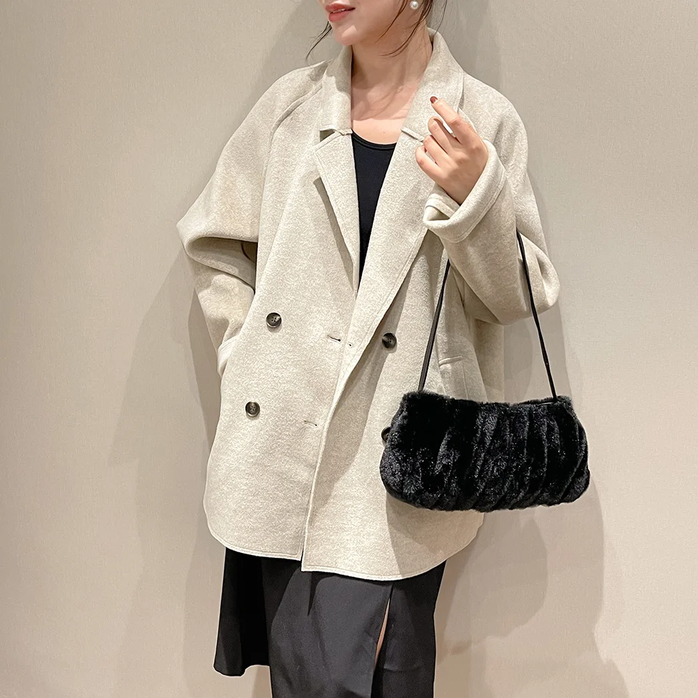 Plush Shoulder Bag Pleated Autumn Winter Underarm Bags Soft Cloud Casual Shoulder Bag Simple Warm Handbags for Travel Vacation
Plush Shoulder Bag Pleated Autumn Winter Underarm Bags Soft Cloud Casual Shoulder Bag Simple Warm Handbags for Travel Vacation