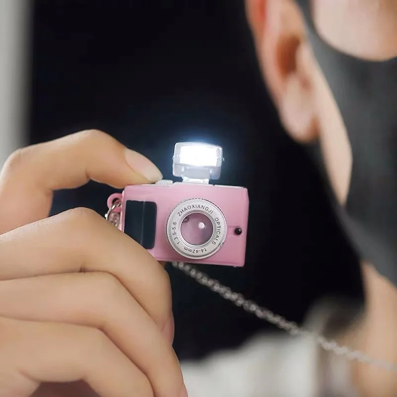 Retro Simulation Camera Necklace Creative SLR Camera Chain Amusing Pendant Sweater Chain Flashing Sound Mini Studio Camera Gifts
Retro Simulation Camera Necklace Creative SLR Camera Chain Amusing Pendant Sweater Chain Flashing Sound Mini Studio Camera Gifts