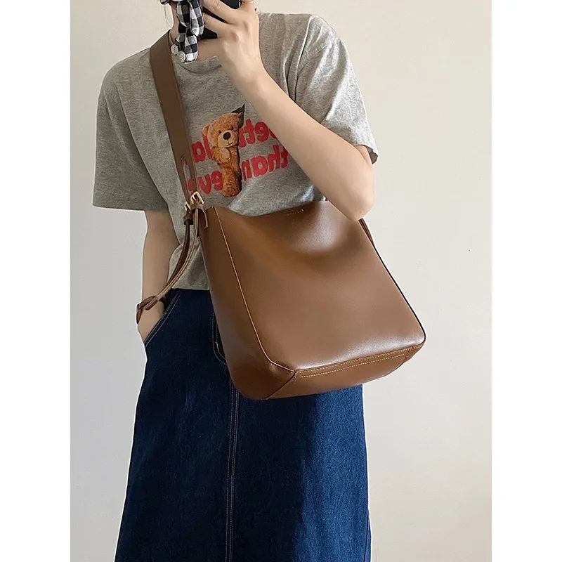 Retro PU Large Capacity Female Shoulder Bucket Bags for Women 2022 New Fashion Crossbody Composite Bag Tote Travel Handbags
Retro PU Large Capacity Female Shoulder Bucket Bags for Women 2022 New Fashion Crossbody Composite Bag Tote Travel Handbags