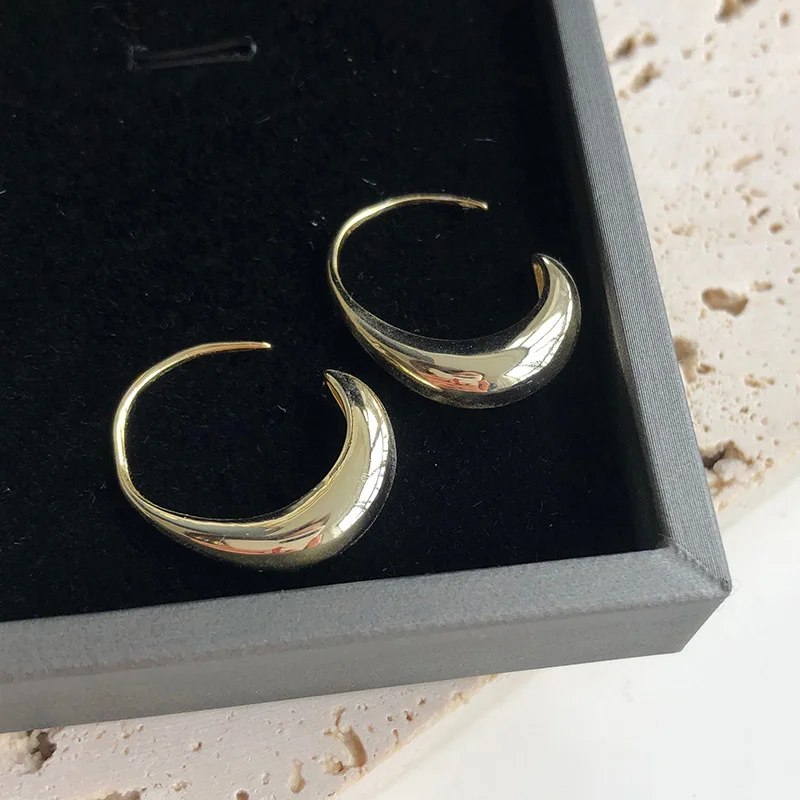 sterling 925 silver U-shaped earrings with a minimalist design and cool temperament. The are personalized
sterling 925 silver U-shaped earrings with a minimalist design and cool temperament. The are personalized